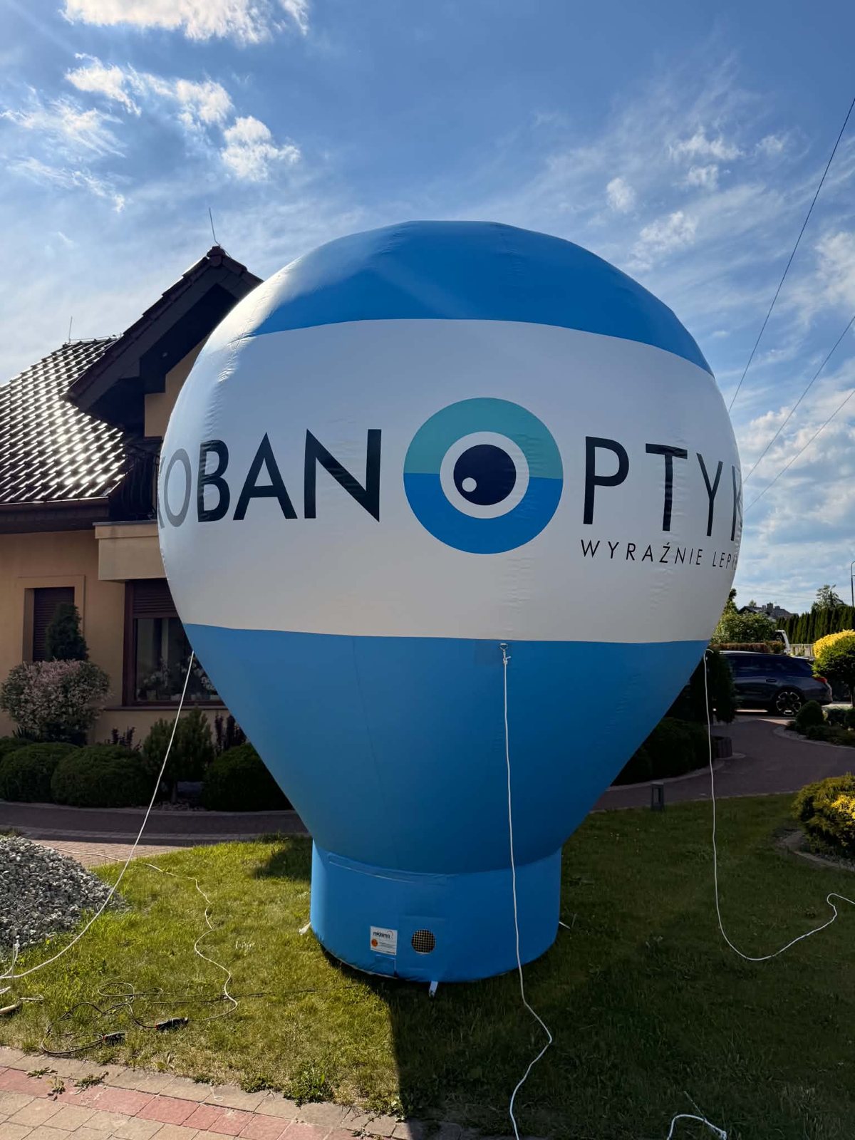 O nas – rodzinne salony optyczne KOBAN OPTYK Balon reklamowy KOBAN OPTYK przed salonem