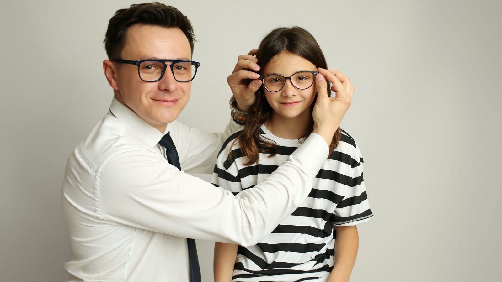 Oferta Optometrysta Tomasz Koban dopasowuje dziewczynce pierwsze okulary w salonie KOBAN OPTYK