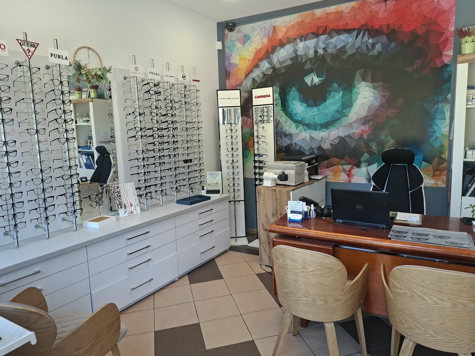 O nas – rodzinne salony optyczne KOBAN OPTYK Optometrysta Tomasz Koban z oftalmoskopem i linijką skiaskopową