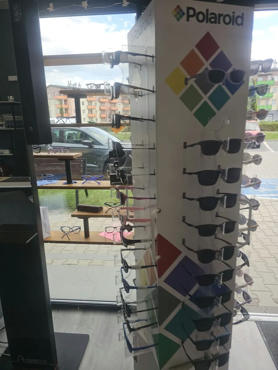 Kolorowe oprawy Polaroid na stojaku w salonie KOBAN OPTYK