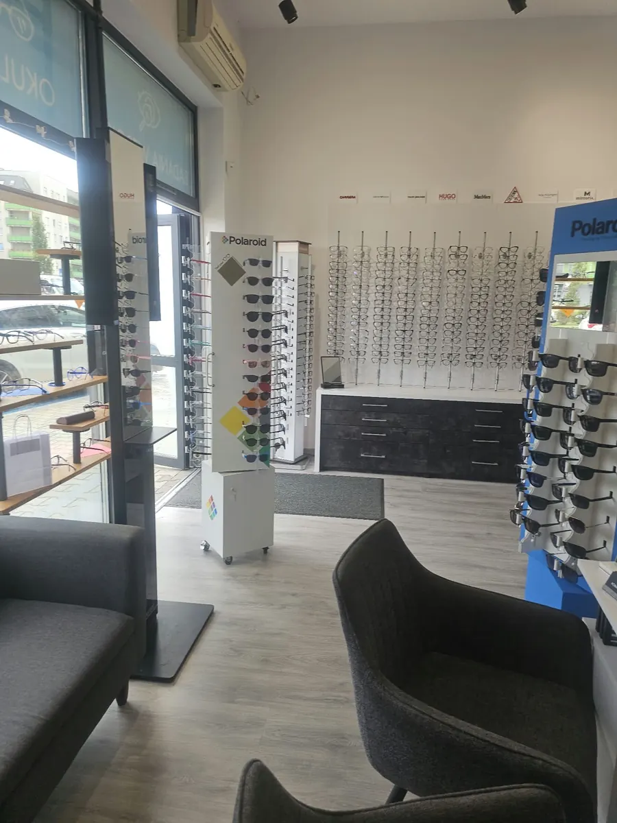 Oferta Niebieski stojak z oprawami w salonie w Oławie
