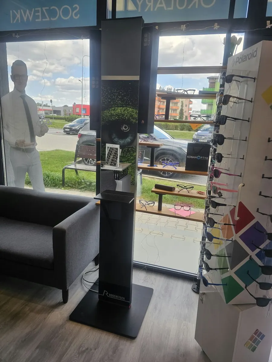 Wejście do salonu optycznego KOBAN OPTYK w Oławie – ekspozycja opraw przy drzwiach