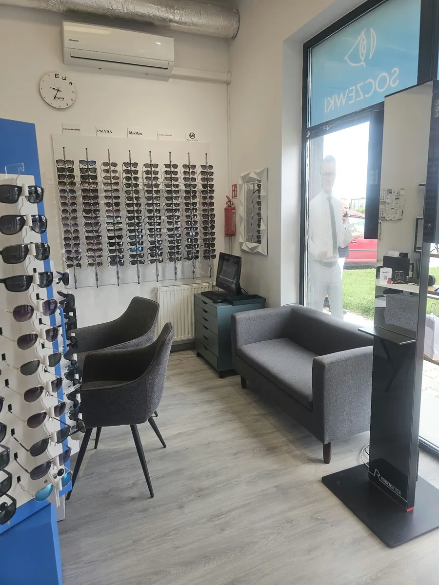 Oferta Wnętrze salonu przy Iwaszkiewicza z fotelem i regałem opraw
