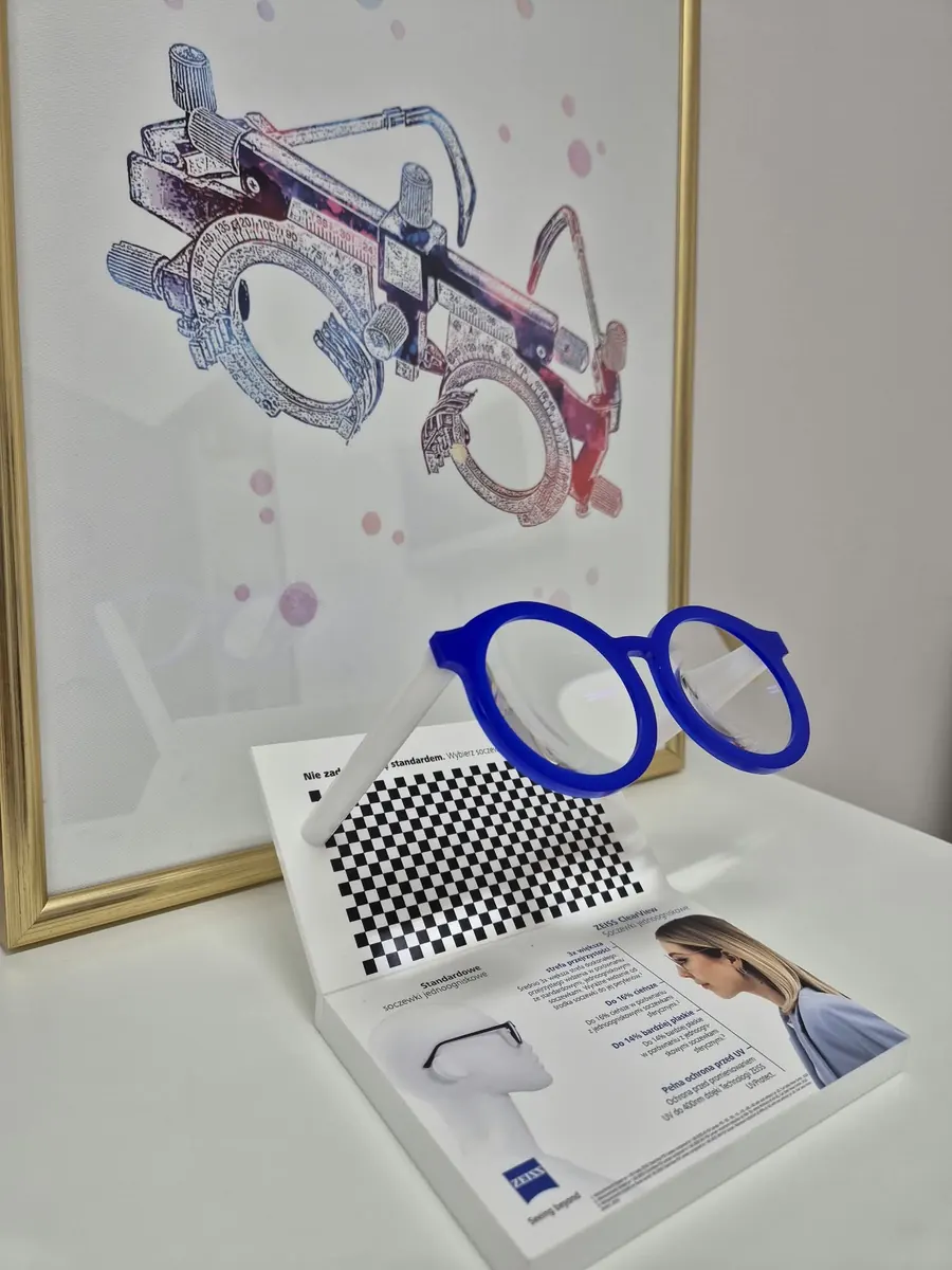 Plansza ZEISS i oprawa próbna w salonie KOBAN OPTYK w Oleśnicy