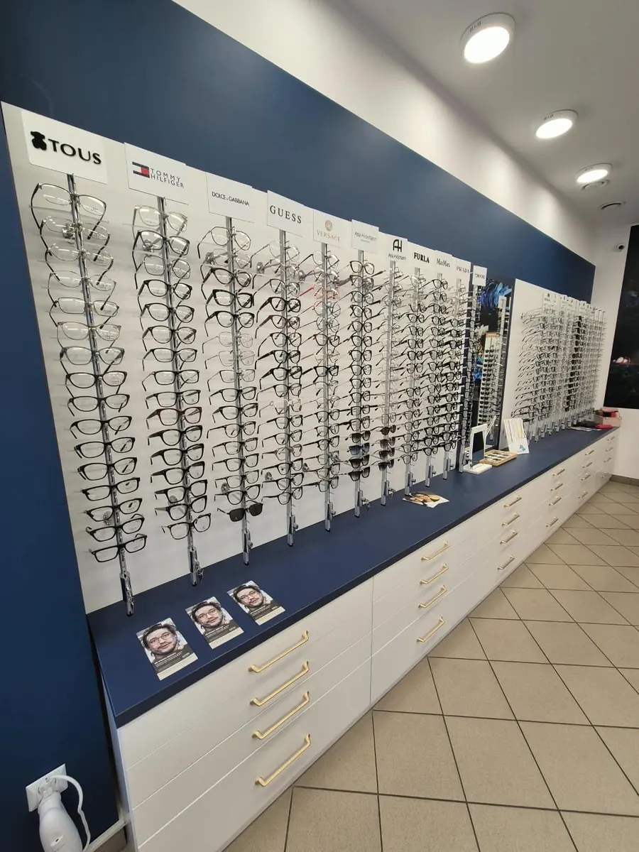 Kontakt – cztery salony KOBAN OPTYK Ekspozycja opraw okularowych w salonie KOBAN OPTYK w Oleśnicy