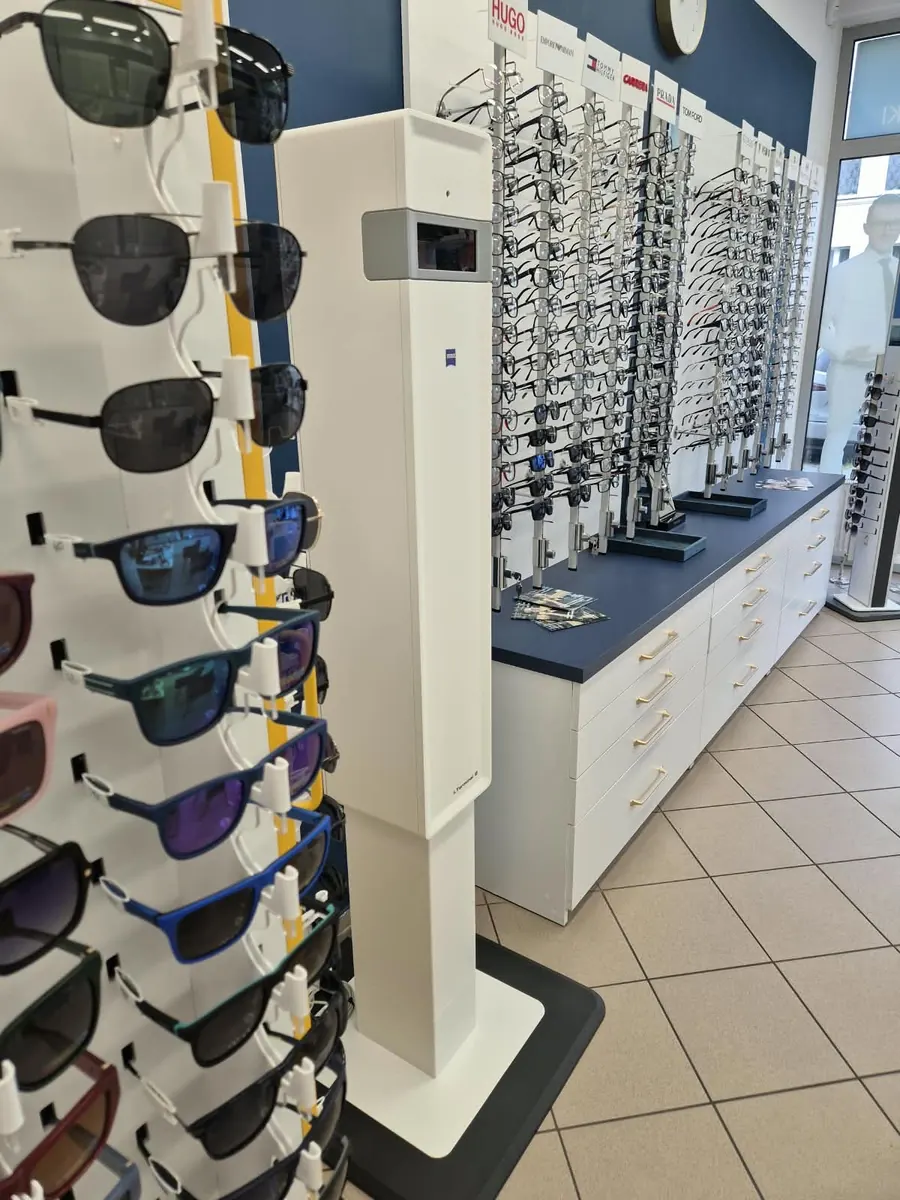 Oferta Stojak z okularami przeciwsłonecznymi w salonie w Oleśnicy