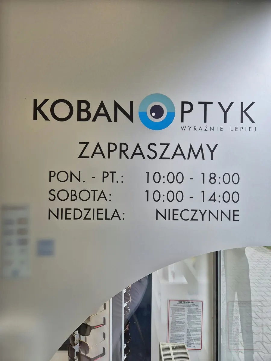 Tablica z godzinami otwarcia salonu KOBAN OPTYK w Oleśnicy – pn–pt 10–18, sobota 10–14