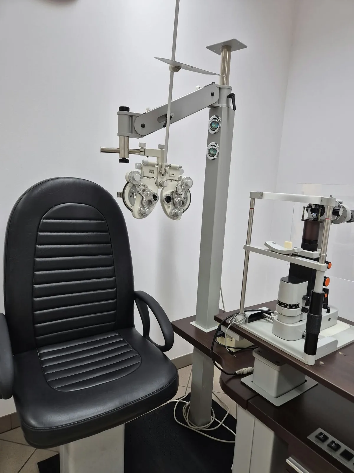 Okulista w Oleśnicy czy optometrysta — badanie wzroku także w sobotę Gabinet badania wzroku w Oleśnicy — fotel, foropter i lampa szczelinowa
