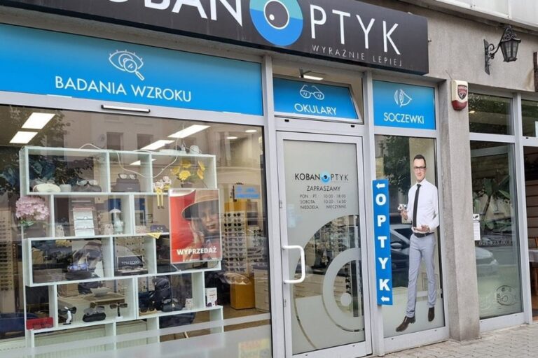 Wejście do salonu KOBAN OPTYK w Oleśnicy – kadr z filmu o optometryście