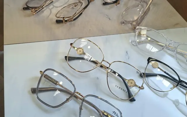 Okulary na ladzie salonu KOBAN OPTYK — serwis i regulacja