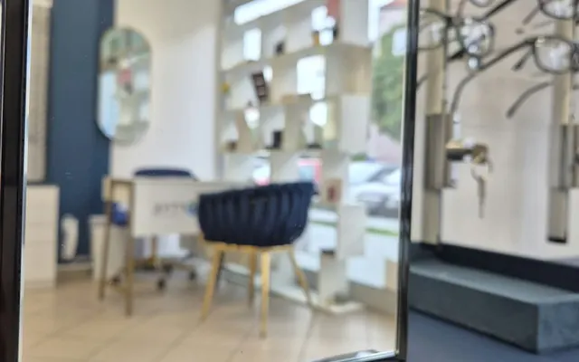 Lustro do przymierzania opraw w salonie KOBAN OPTYK w Oleśnicy