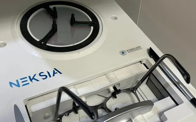 Szlifiernia Essilor Neksia w laboratorium KOBAN OPTYK — okulary w trakcie wymiany szkieł