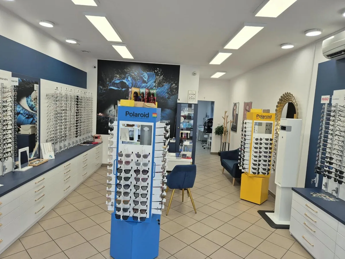 Okulista w Oleśnicy czy optometrysta — badanie wzroku także w sobotę Wnętrze salonu KOBAN OPTYK przy ul. Daszyńskiego w Oleśnicy