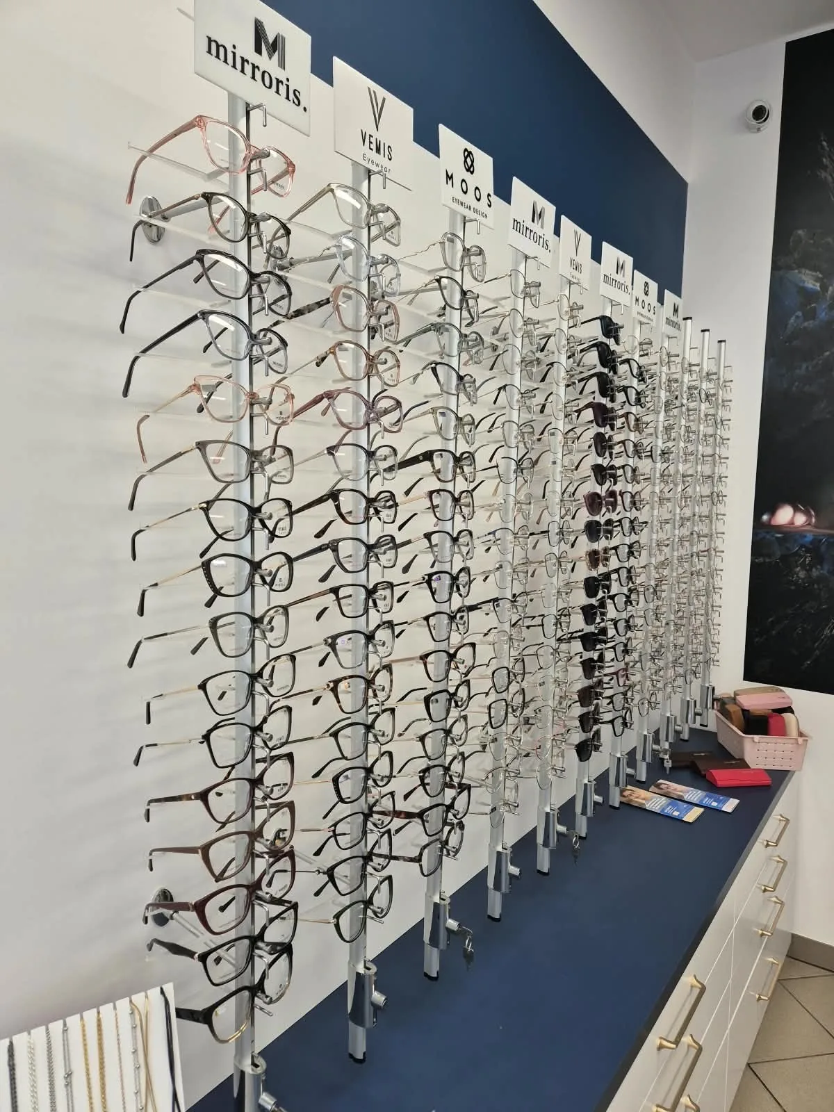 Okulista w Oleśnicy czy optometrysta — badanie wzroku także w sobotę Ściana opraw okularowych w salonie KOBAN OPTYK w Oleśnicy